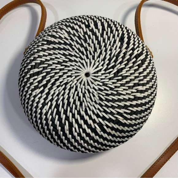 Anthropologie Black White Woven Rattan Circle Snap Round Purse Crossbody Bag - Picture 10 of 15
